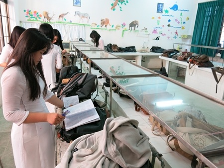 Thí sinh gửi đồ trước khi vào phòng thi. (Ảnh: Khánh Hiền)