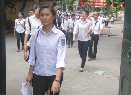 Các thí sinh điểm thi trường THPT Quang Trung kết thúc buổi thi Hóa. (Ảnh: Phương Hoài)