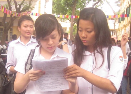 Đề thi môn Sinh có tính phân loại cao - 12 Thí sinh Hà Nội xem lại bài sau buổi thi môn Sinh học chiều nay. (Ảnh: Phương Hoài)