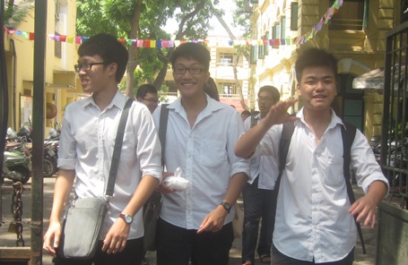 Đề Toán vừa sức, thí sinh dễ đạt điểm cao - 19 Thí sinh Hà Nội kết thúc buổi thi Toán với tâm trạng phấn khởi. (Ảnh: Phương Hoài)