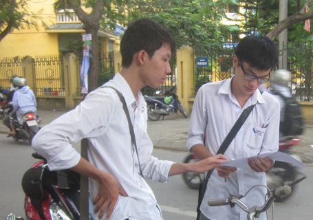 Thí sinh Hà Nội xem lại bài sau buổi thi Hóa chiều nay. (Ảnh: Phương Hoài)