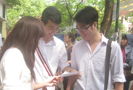 Đề Toán vừa sức, thí sinh dễ đạt điểm cao - 20 Thí sinh Hà Nội xem lại bài sau buổi thi Toán. (Ảnh: Phương Hoài)