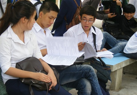 Thí sinh tại Đồng Nai trao đổi sau buổi thi Hóa chiều nay. (Ảnh: Minh Hậu)