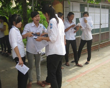 Đề thi môn Sinh có tính phân loại cao - 17 Thí sinh Hà Tĩnh trao đổi bài sau buổi thi môn Sinh học chiều nay. (Ảnh: Phượng Vũ)
