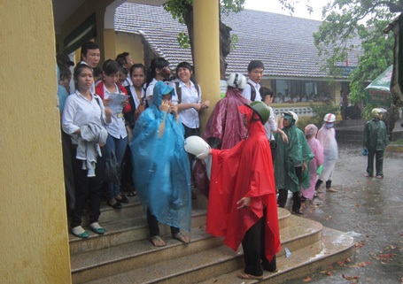 Đề thi môn Sinh có tính phân loại cao - 16 Trời đổ mưa sau khi thí sinh Huế rời phòng thi. (Ảnh: Nguyễn Dũng)