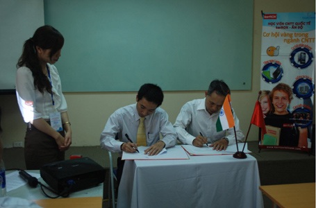 Lễ ký cam kết việc làm với gia đình học sinh.