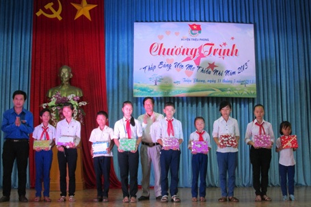 Quảng Trị: “Thắp sáng ước mơ” cho em - 1 Trao học bổng cho các em thiếu nhi có hoàn cảnh khó khăn biết vươn lên trong học tập
