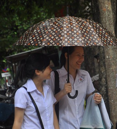 Quảng Trị: Thí sinh “đội mưa” tới trường thi - 1 Cơn mưa đầu giờ chiều tại TP Đông Hà (Quảng Trị) khiến thí sinh “đội mưa” phải tới trường thi.