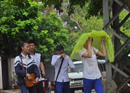 Quảng Trị: Thí sinh “đội mưa” tới trường thi - 2 Cơn mưa đầu giờ chiều tại TP Đông Hà (Quảng Trị) khiến thí sinh “đội mưa” phải tới trường thi.