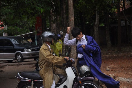 Quảng Trị: Thí sinh “đội mưa” tới trường thi - 3 Cơn mưa đầu giờ chiều tại TP Đông Hà (Quảng Trị) khiến thí sinh “đội mưa” phải tới trường thi.
