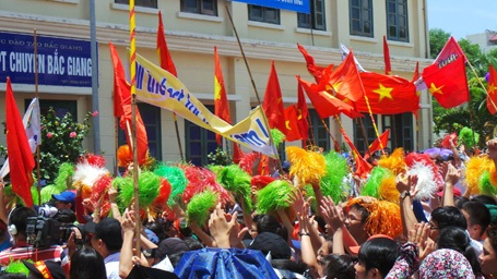 Trường THPT chuyên Bắc Giang mừng chiến thắng của nhà tân vô địch Hoàng Thế Anh.