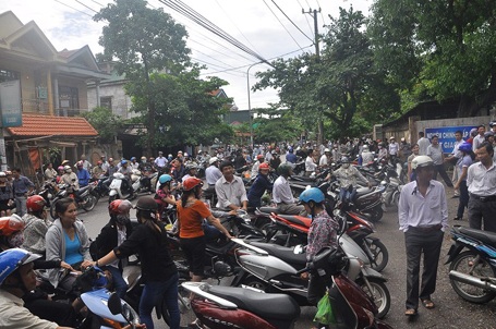 Quảng Trị: Đề thi Ngoại ngữ vào lớp 10 khó đạt điểm cao - 2 Phụ huynh chờ con ngoài cổng trường. (Ảnh: Nguyễn Tuấn)