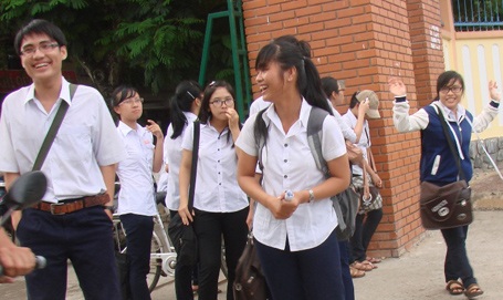 Hơn 3.000 thí sinh bỏ thi tốt nghiệp trong ngày đầu - 7 Thí sinh Quảng Ngãi kết thúc ngày thi đầu tiên. (Ảnh: Hồng Long)
