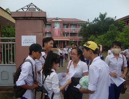 Thí sinh “thở phào” hoàn thành môn thi cuối - 22 Thí sinh Quảng Trị bàn luận về bài thi Tiếng Anh. (Ảnh: Diệu Ái)