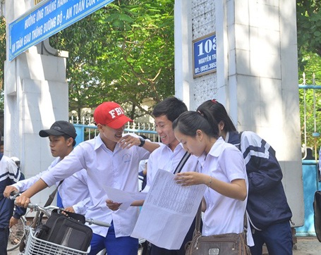 Các thí sinh Quảng Trị trao đổi sau khi thi xong môn Hóa. (Ảnh: Nguyễn Tuấn)