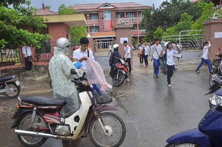 Đề thi môn Sinh có tính phân loại cao - 22 Thí sinh Quảng Trị kết thúc buổi thi Sinh. (Ảnh: Diệu Ái)