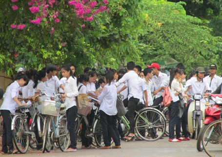 Đề thi môn Sinh có tính phân loại cao - 21 Thí sinh Quảng Trị kết thúc buổi thi Sinh. (Ảnh: Diệu Ái)