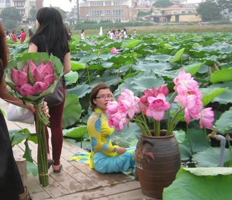 Giới trẻ Hà thành đi chụp ảnh hoa sen đông như hội - 15 Cuối tuần, dân Hà thành đi chụp ảnh hoa sen đông như hội