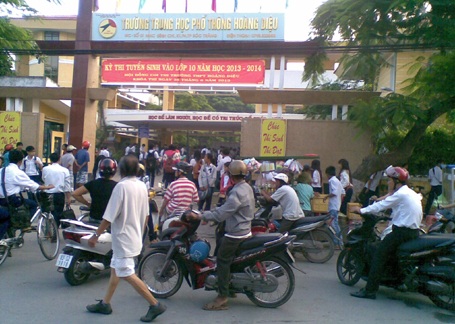 Thi vào lớp 10 tại Sóc Trăng: Nhẹ nhàng với đề Văn - 2 Phụ huynh đưa con đi thi ở Hội đồng THPT Hoàng Diệu.