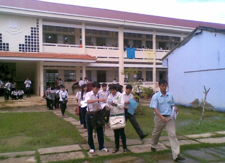 Thí sinh tại Sóc Trăng kết thúc buổi thi môn Hóa. (Ảnh: Bạch Dương)