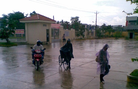 Cơn mưa bất ngờ khiến thí sinh Sóc Trăng phải đội mưa vào hội đồng thi. (Ảnh: Bạch Dương)