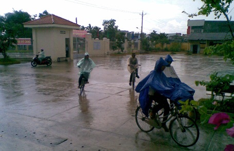 Cơn mưa bất ngờ khiến thí sinh Sóc Trăng phải đội mưa vào hội đồng thi. (Ảnh: Bạch Dương)