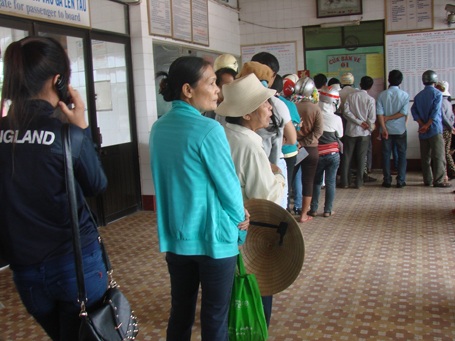 Thí sinh xếp hàng mua vé tàu đi thi đại học - 1 Thí sinh và người dân bắt đầu có văn hóa xếp hàng khi mua vé tại ga Quảng Ngãi.