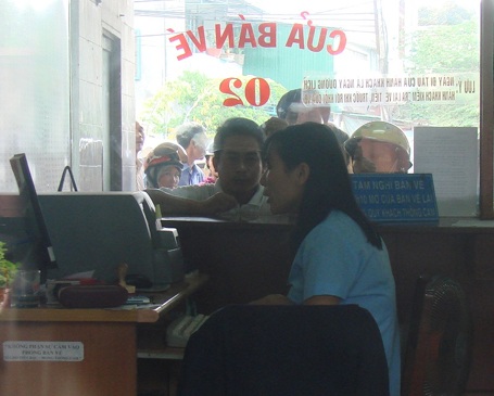 Thí sinh xếp hàng mua vé tàu đi thi đại học - 3 Nhân viên bán vé tàu làm việc nhiệt tình từ sáng sớm đến tối.