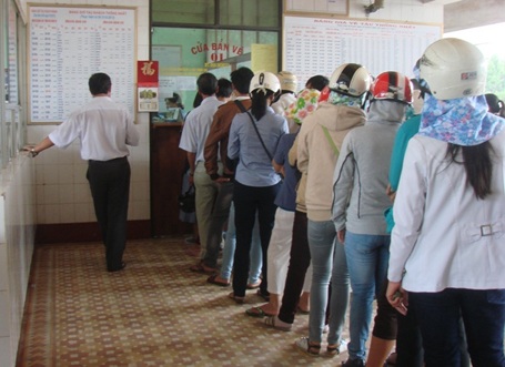Thí sinh xếp hàng mua vé tàu đi thi đại học - 4 Nhiều thí sinh sốt ruột khi chưa đến phiên mình và sợ hết vé ngày cần đi.