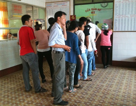 Thí sinh xếp hàng mua vé tàu đi thi đại học - 6 Sau 17h00 cũng vẫn còn đông đúc người nhà thí sinh xếp hàng mua vé tàu
