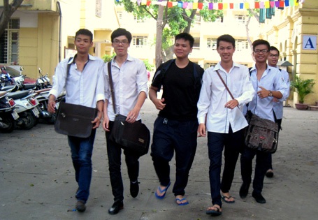 Thí sinh “thở phào” hoàn thành môn thi cuối - 11 Thí sinh tại Hà Nội hoàn thành kỳ thi tốt nghiệp THPT năm 2013. (Ảnh: Phương Hoài)