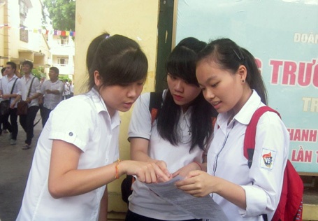 Thí sinh “thở phào” hoàn thành môn thi cuối - 12 Thí sinh Hà Nội trao đổi bài sau buổi thi. (Ảnh: Phương Hoài)
