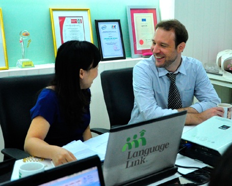 Tư vấn cách tiết kiệm chi phí du học thời khủng hoảng - 2 Todd Lando (