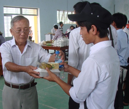 Tiếp sức cơm chay miễn phí đến thí sinh vùng cao - 3 Thành viên trong đoàn từ thiện của Tịnh xã Ngọc Quảng trao bữa cơm tới thí sinh.