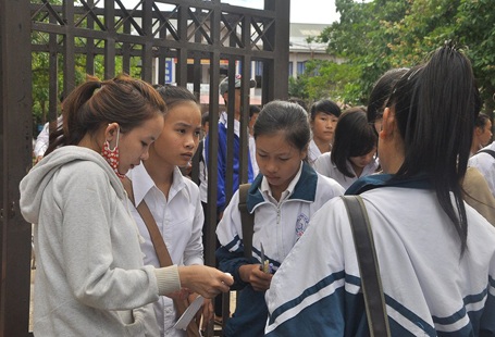 Đề thi môn Văn vào lớp 10 vừa sức - 5 Thí sinh trao đổi với nhau về đề thi. (Ảnh: Nguyễn Tuấn)