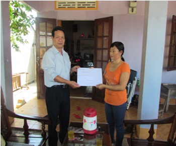 Bộ GD-ĐT gửi thư và quà tới gia đình các em học sinh bị đuối nước ở Đắk Lắk