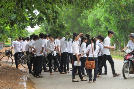 Cười hết cỡ sau buổi thi cuối - 4 Một số nhóm thí sinh tụ tập đi chơi giải tỏa căng thẳng cho kỳ thi vừa qua. (Ảnh: Diệu Ái)