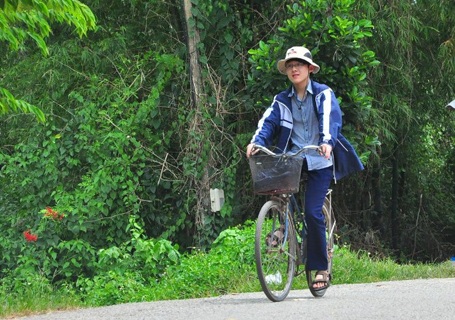 Gặp chàng thủ khoa khôi ngô nơi làng quê nghèo - 3 Nhiều năm nay, Tuấn đến trường trên chiếc xe đạp đã mua hơn 30 năm của bố