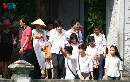 Bất chấp cái nắng oi bức, từ 9h sáng, hàng trăm sĩ tử đã đổ về Văn Miếu.