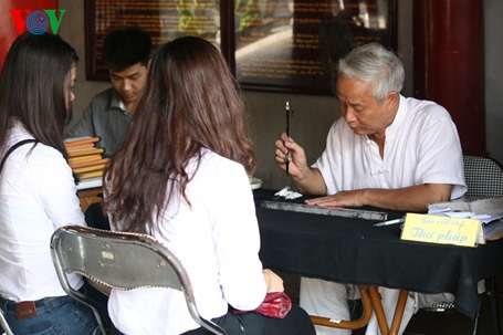 Có bạn xin chữ ông đồ.