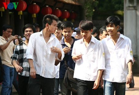 Sĩ tử đến Văn Miếu ngày hôm nay hầu hết là học sinh các trường THPT trên địa bàn thành phố Hà Nội.