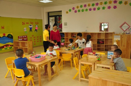 Cuộc phiêu lưu hè xanh cho bé mầm non - 4 Cô giáo đang trao đổi với phụ huynh về chương trình học hè của các bé