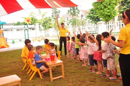 Cuộc phiêu lưu hè xanh cho bé mầm non - 5 Cô giáo đang trao đổi với phụ huynh về chương trình học hè của các bé