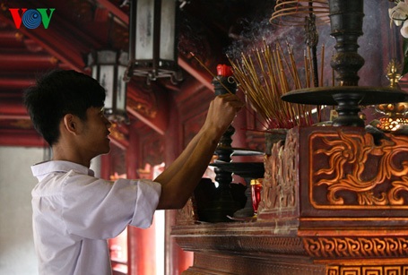 Sĩ tử dâng hương...