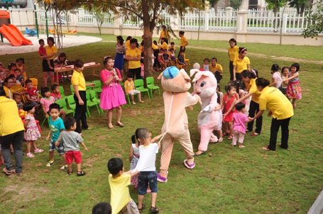 Cuộc phiêu lưu hè xanh cho bé mầm non - 8 Không khí sôi nổi khi các con được tham gia các hoạt động ngoài trời