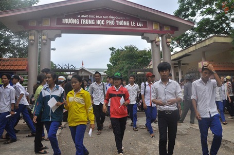 Quảng Trị: Đề thi Ngoại ngữ vào lớp 10 khó đạt điểm cao - 1 Các thí sinh tại Quảng Trị kết thúc buổi thi môn Ngoại ngữ. (Ảnh: Nguyễn Tuấn)