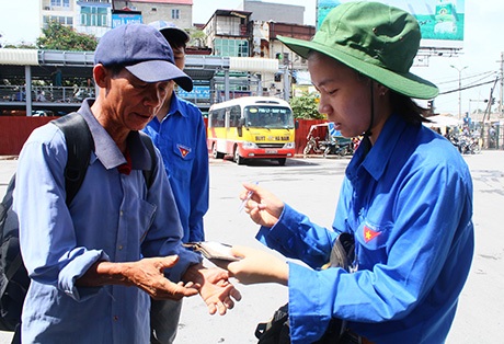 Cẩn thận ghi lại tên, địa chỉ nhà trọ miễn phí cho người nhà thí sinh.