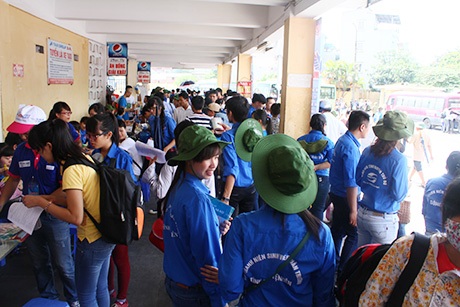 Hàng trăm TNTN phủ khắp bến xe nhiệt tình giúp đỡ sĩ tử mùa thi