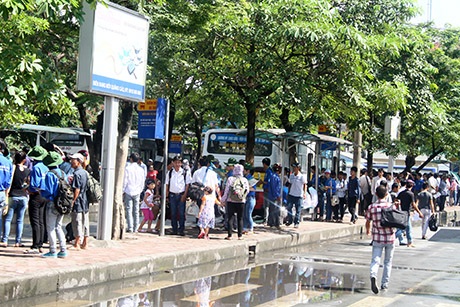 Ai nấy đều hối hả, tất bật.