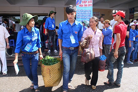 Sĩ tử ùn ùn "lai kinh ứng thí" - 4 TNTN kịp thời hỗ trợ thí sinh và người nhà.